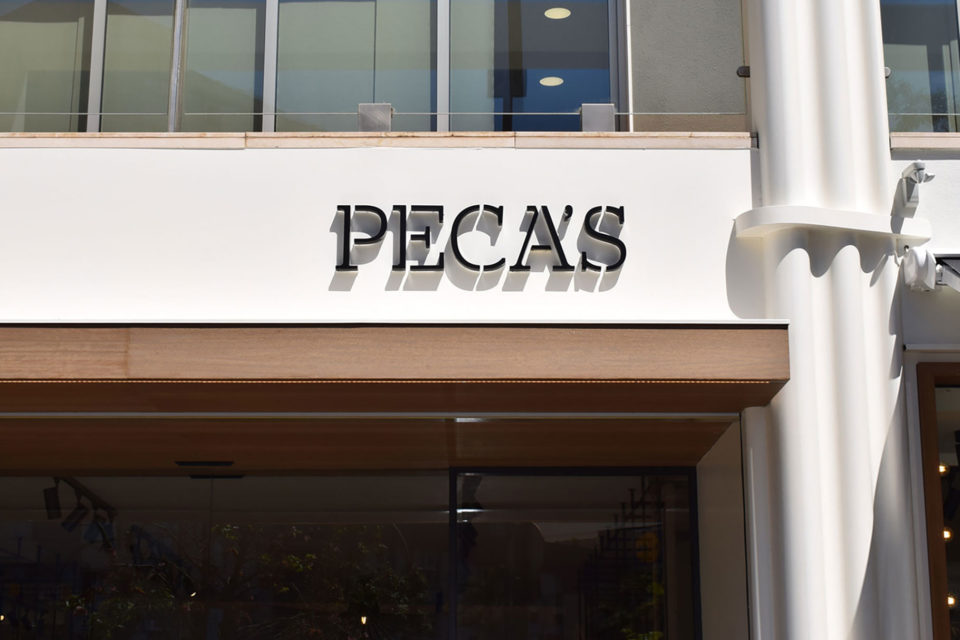 Aplicacion a fachada en tiendas del branding de PECAS. Identidad corporativa. Aplicacion a fachada en tiendas del branding de PECAS. Identidad corporativa.