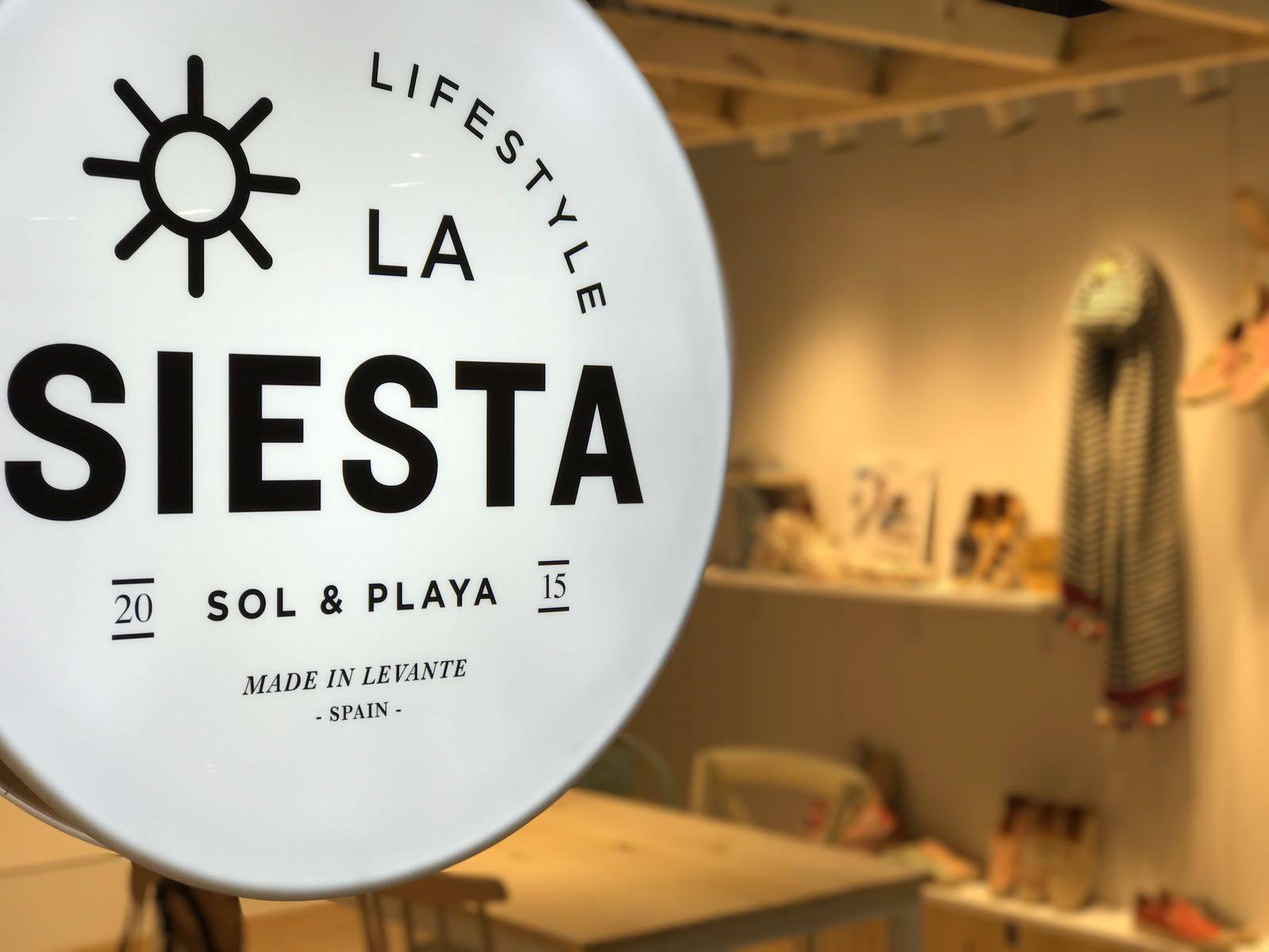 Aplicación logotipo La Siesta a stand de feria para esta marca de calzado alicantina de lifestyle mediterráneo.